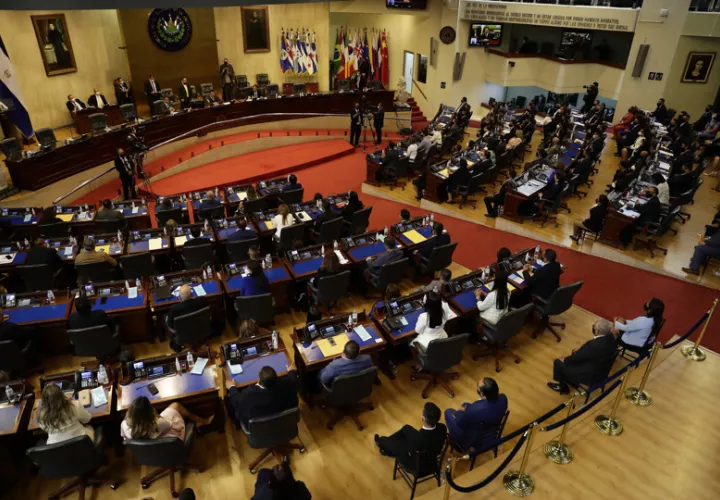 Los magistrados constitucionalistas dieron a los diputados el plazo de un año para emitir esta reforma a la Ley del Nombre de la Persona Natural. Foto de archivo. EFE