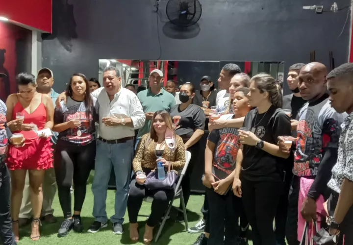 Algunos de los invitados especiales y organizadores del evento. Foto: Cortesía