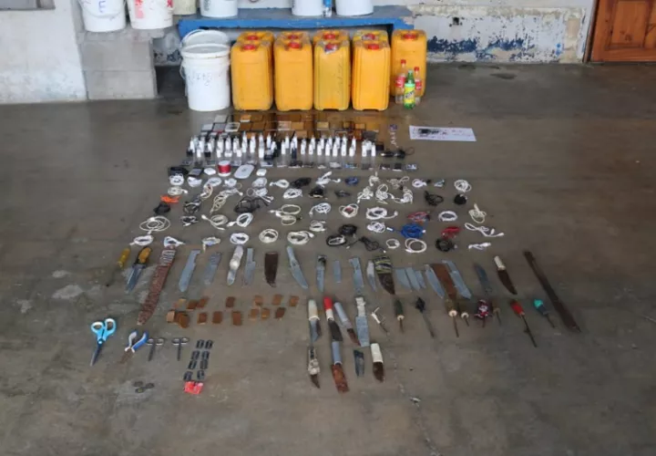 Decomisaron un arma de fuego, calibre 22, un proveedor, municiones, platinas, celulares, chip de celulares, chicha fermentada, router, entre otros artículos.