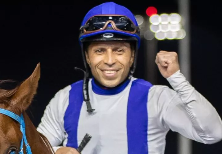 El jinete panameño Wigberto Ramos luego de ganar la Saudi Cup.