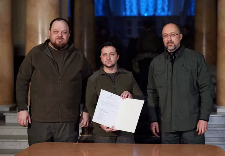 Al centro de la imagen el presidente de Ucrania, Volodímir Zelenski. EFE