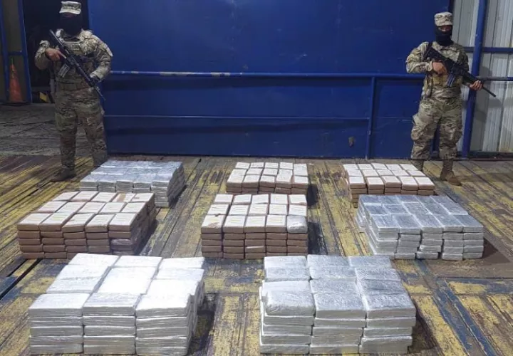 Los paquetes de droga estaban dentro de varios maletines.