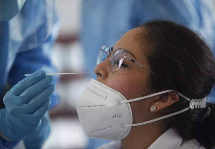 Mujer se somete a una prueba hisopado para la detección de la covid-19, en Ciudad de Panamá. EFE