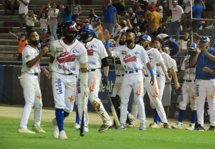 Los Potros celebran una de sus anotaciones de esta noche. / Foto: Fedebeis