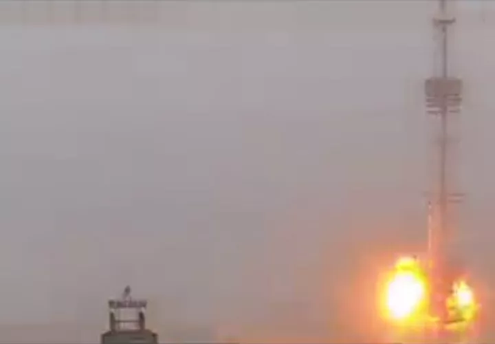 a torre impactada por el ataque ruso en Kiev. Captura de video @Vindyarto80 