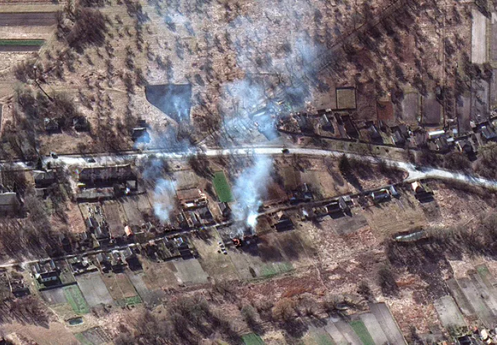 Imágenes muestran un convoy militar y varias columnas de humo en Ivankiv, Ucrania. EFE / Archivo