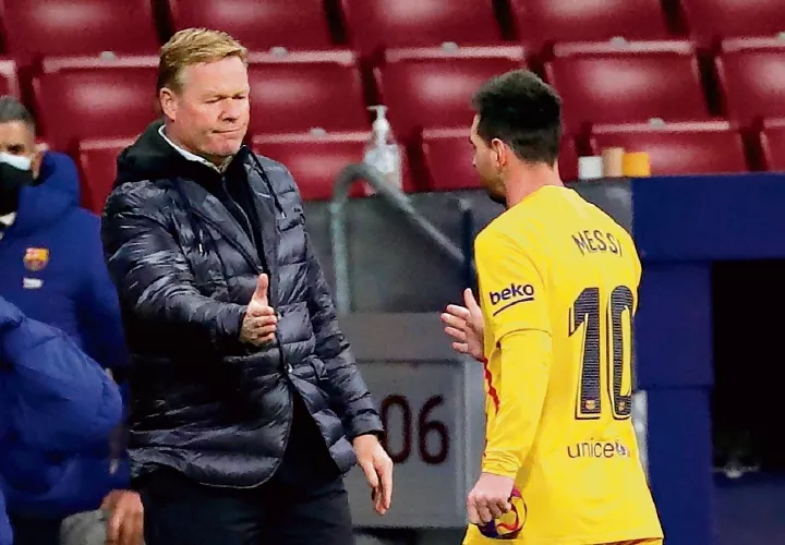 Leo Messi abandona el terreno de juego saludado por el extécnico holandés del equipo barcelonista, Ronald Koeman. Foto: EFE