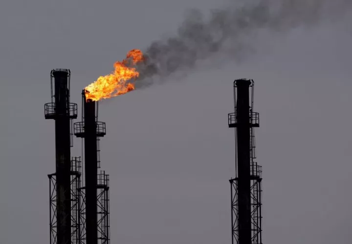 Chimeneas en una refinería de gas y petróleo, en una fotografía de archivo. EFE