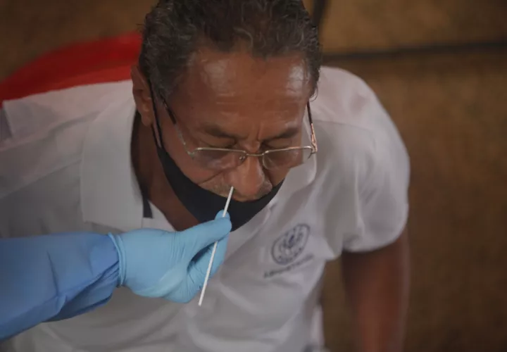 Una persona se realiza una prueba para detectar la covid-19 en Ciudad de Panamá