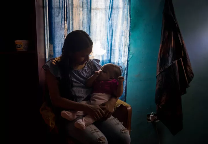 Yorianny Iriarte, de 18 años, sostiene a su hija Zoé Hidalgo, de 5 meses, el 4 de marzo de 2022, en Caracas (Venezuela). 