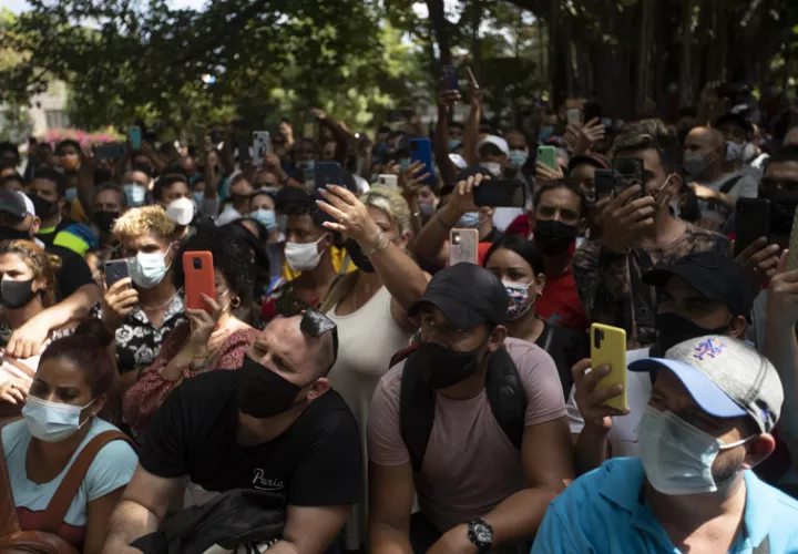 Personas esperan hoy por información frente a la Embajada de Panamá, tras la medida que impone la necesidad de un visado de tránsito para todos los cubanos que entren a ese país, en La Habana (Cuba). EFE