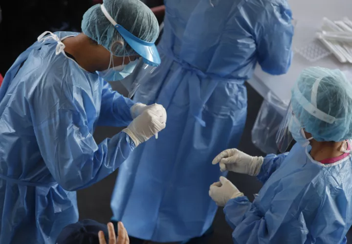 Personal sanitario durante una jornada de recolección de muestras para la detección de la covid-19, en Ciudad de Panamá (Panamá). EFE