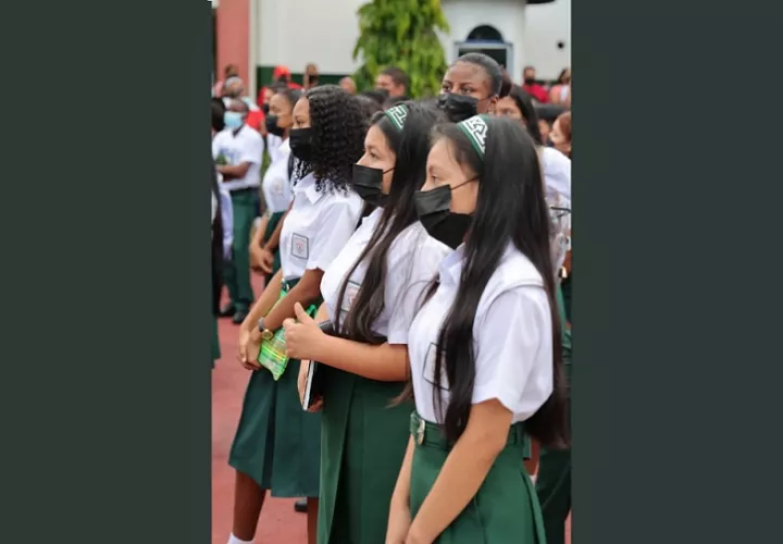 Más de 800 estudiantes inician su año escolar en el Colegio Richard Neumann