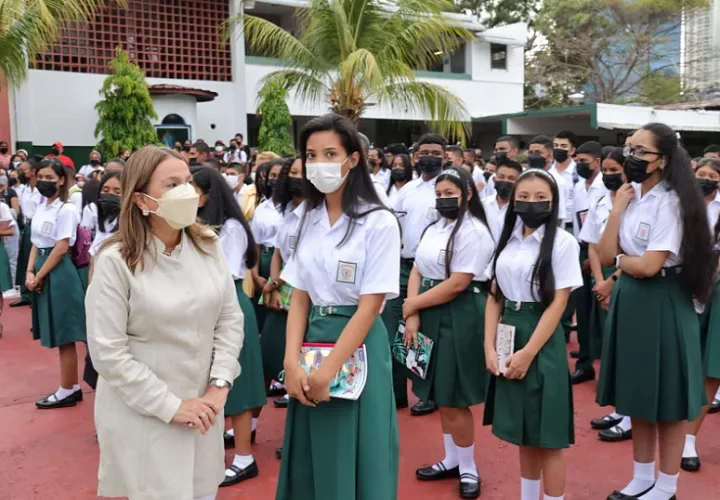Acto de inicio de clases en el Colegio Richard Neumann.