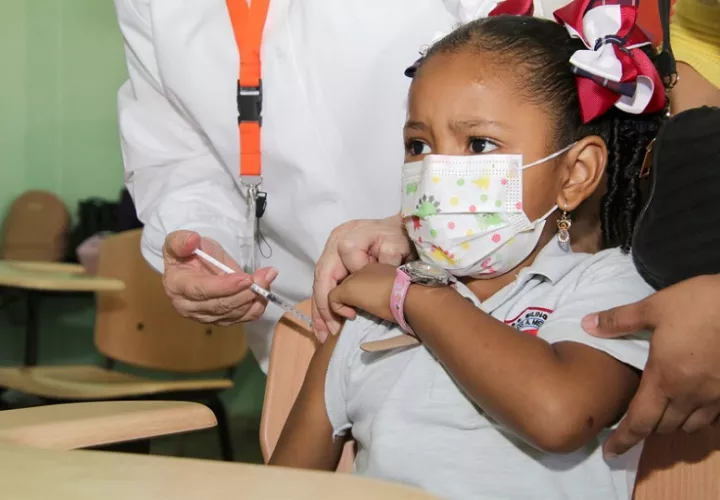 “Las vacunas no son obligatorias, las vacunas son necesarias para proteger la vida, pero se aplican siempre y cuando los padres lo autoricen”, afirmó Berrío.