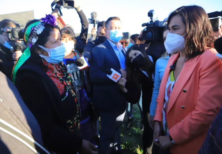 La ministra del Interior y Seguridad Pública de Chile, Izkia Siches (d), participa en una visita a la Araucanía, en el sur del país. EFE
