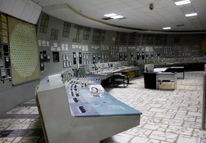 Cinco minutos. Ese es el tiempo que se puede permanecer en la sala de control número 4 de Chernóbil, congelada en el tiempo desde la madrugada del 26 de abril de 1986.  EFE