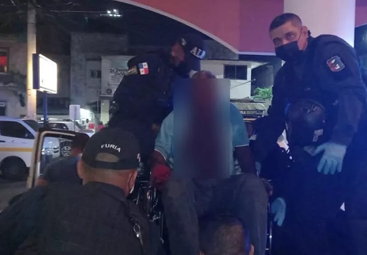 Vista general del ingreso de 1 de los heridos al Hospital Santo Tomás. Foto: Alexander Santamaría