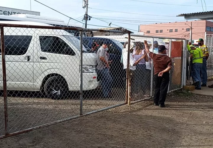 Los transportistas bloaqueron la entrada a las oficinas del MOP en Panamá Oeste.