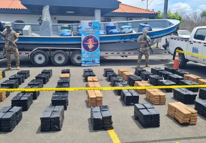 Los tres tripulantes, todos colombianos, al notar presencia de la Aeronaval trataron de darse a la fuga.