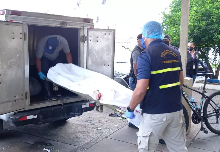 El cuerpo del joven presentaba al menos, cinco impactos de bala. Video/Foto: Alexander Santamaría 