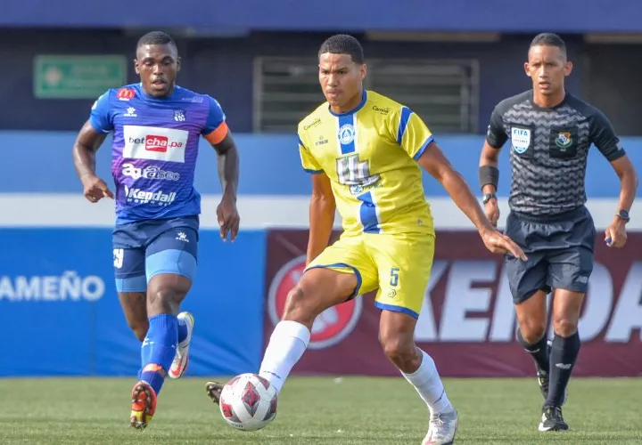 Edgar Cunningham (izq.), del Árabe Unido, y Leonel Triana (5), del Universitario. Foto: EFE