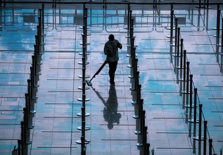 Una limpiadora barre la sala de llegadas para los viajeros que aterrizan en aeropuerto Internacional de Hong Kong este lunes. EFE