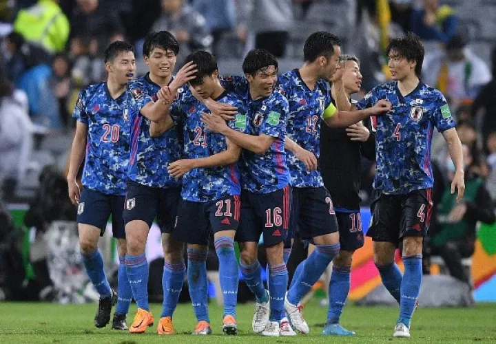 Jugadores de Japón celebran una de las anotaciones en el partido ante Australia. Foto: AP