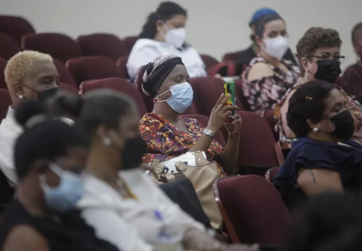 Mujeres participan del lanzamiento del estudio del Fondo de Población de las Naciones Unidas (UNFPA) de la violencia hacia las mujeres afrodescendientes, hoy en Ciudad de Panamá (Panamá). EFE