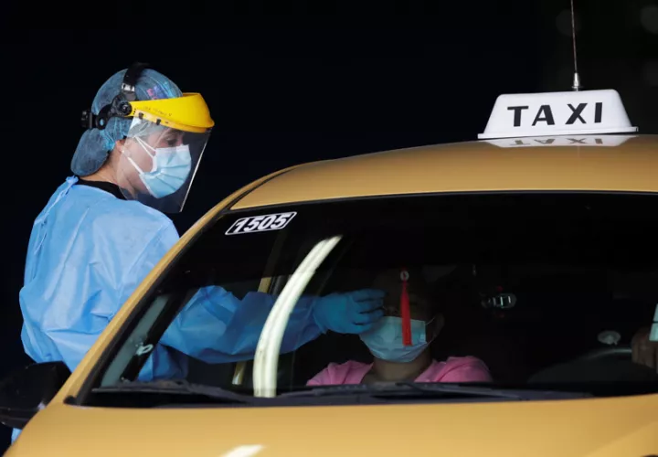 Toma de una prueba para detectar la covid-19 en un puesto en el estadio nacional Rod Carew, el 19 de enero 2021 en Ciudad de Panamá (Panamá). EFE Archivo