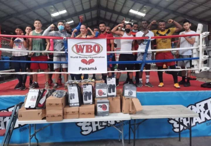 Durante el acto estuvieron presentes boxeadores y entrenadores que diariamente trabajan en el gimnasio Pedro ‘El Rockero’ Alcázar. Fotos: Cortesía
