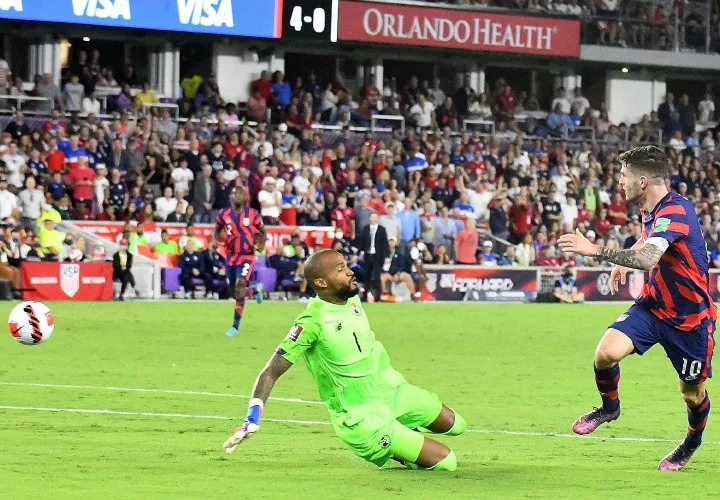 Christian Pulisic de Estados Unidos define ante la salida del arquero Luis Mejía. Foto: EFE