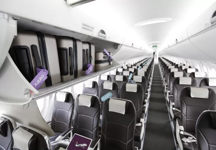 Vista del interior del avión A220 de Airbus a su llegada al aeropuerto internacional de Tocumen en ciudad de Panamá (Panamá). EFE