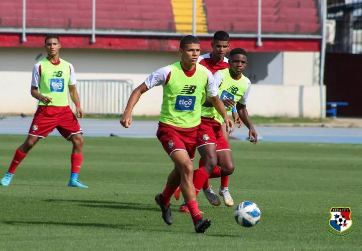 Práctica de ayer del equipo Sub-20, el cual será definido mañana miércoles por su director, Ángel Sánchez. Foto: Fepafut