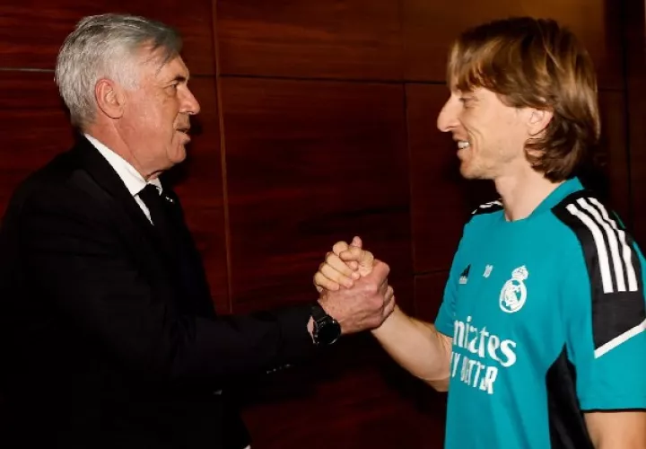 El técnico Carlo Ancelotti saluda a Luka Modrić en el hotel de concentración del Real Madrid en Londres. @realmadrid