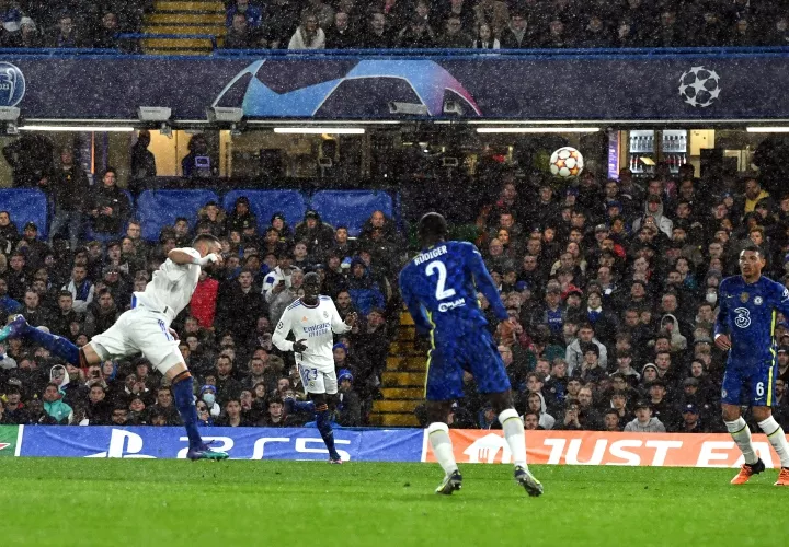 Karim Benzema remata para anotar su primer tanto del partido. Fotos: EFE