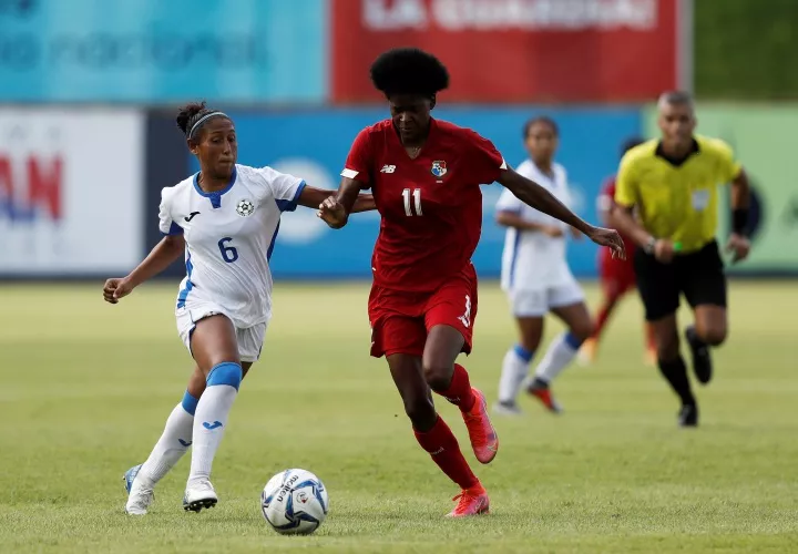 Natalia Mills (der.), mediocampista de la selección nacional. Foto: Fepafut