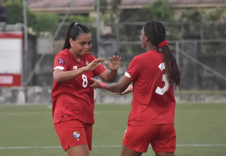 Laurie Batista (8), autora de tres anotaciones ayer sábado, celebra con Carina Baltrip-Reyes.  Foto: Fepafut