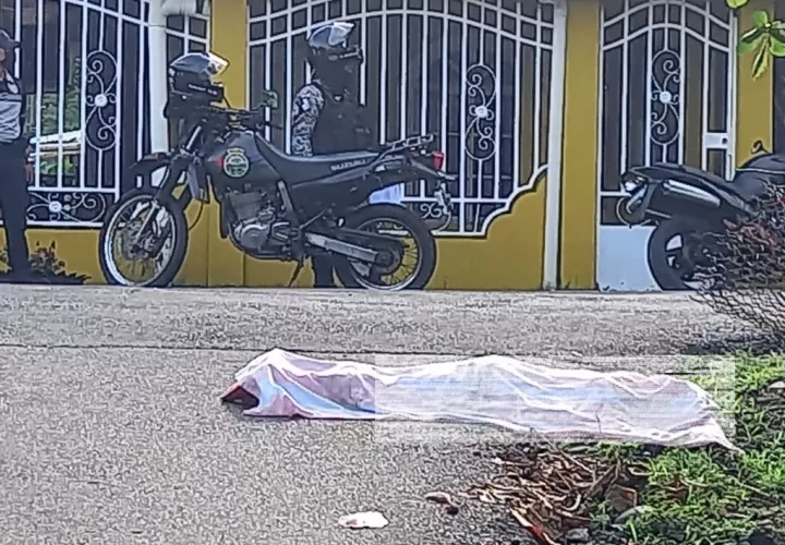 El cuerpo fue encontrado tendido en la calle, boca abajo. Foto: Alexander Santamaría 