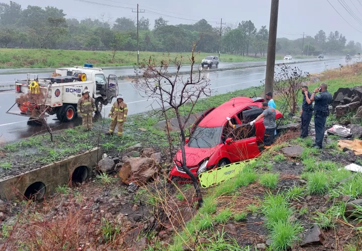 Al lugar acudió personal del cuerpo de bomberos, quienes intentaron socorrer a las joven, pero la misma se mantenía sin signos vitales.