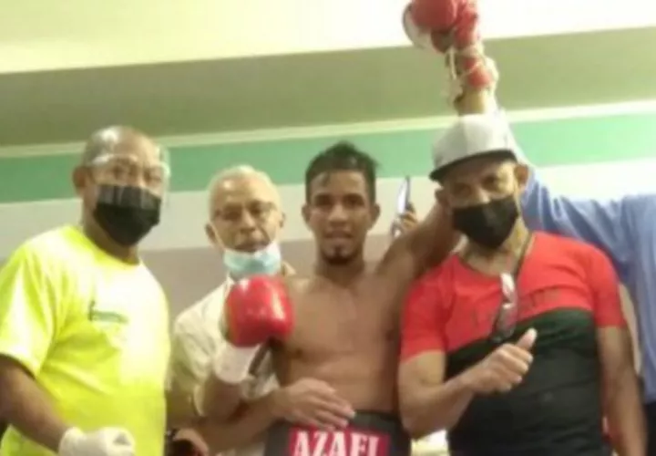 Azael ‘Candelilla’ Villar (c) junto a su equipo de trabajo. Foto: Cortesía