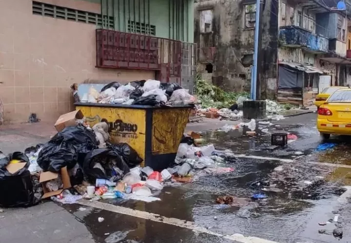 La huelga de los trabajadores de aseo inició el pasado jueves y las consecuencias son visibles en las calles llenas de basura. 