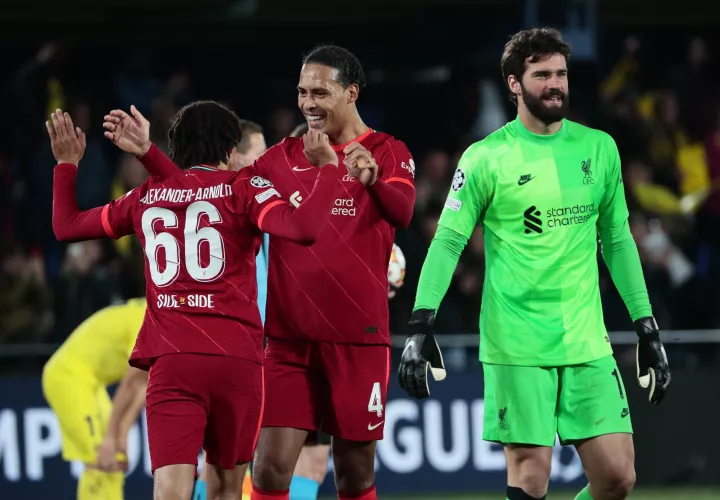 Los jugadores del Liverpool, Trent Alexander-Arnold (i) y el neerlandés Virgil Van Dijk, celebran la victoria. /Foto: EFE