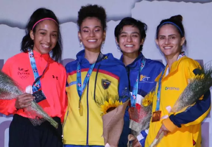 Karoline Castillo (izq.) durante la ceremonia de entrega de medallas. Foto: Cortesía