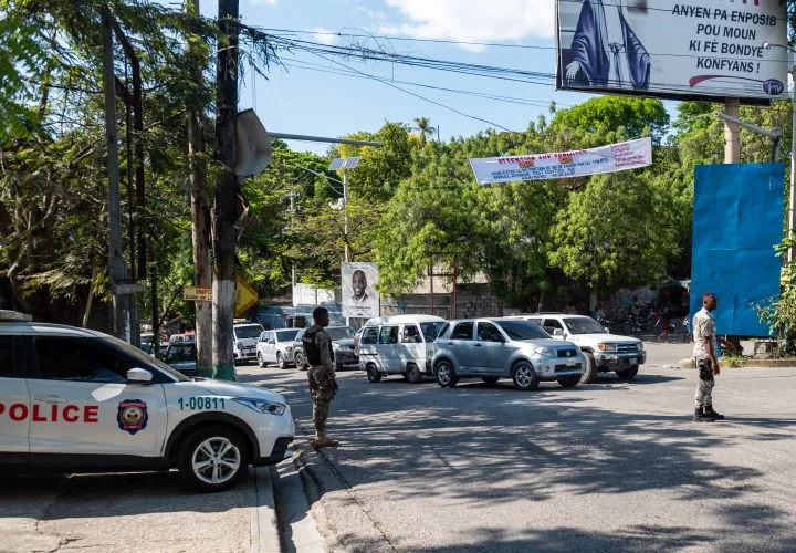 Las autoridades realizan retenes tras el secuestro de un autobús. FOTO/EFE