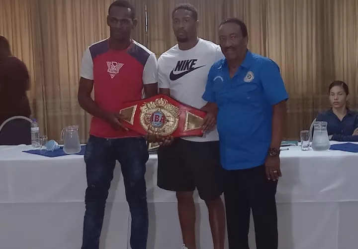 El colombiano Dionisio Miranda (izq.) y el estadounidense KeAndrae Leatherwood por el título Continental Supermediano IBA. Foto: Joel González