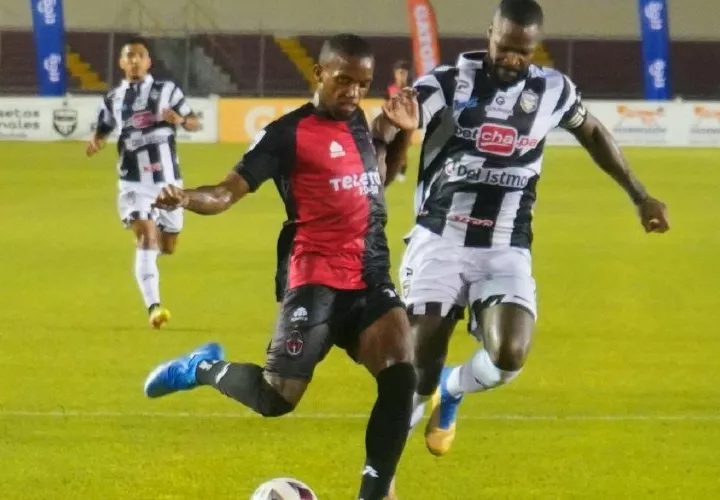 Luis Zúñiga, del Sporting, ensaya un remate a gol, mientras que el defensor del Tauro, Gustavo Chara, intenta impedirlo. Foto: Sporting SM