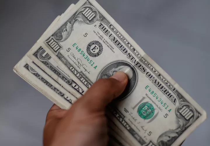 Fotografía de archivo de billetes de dolares. EFE