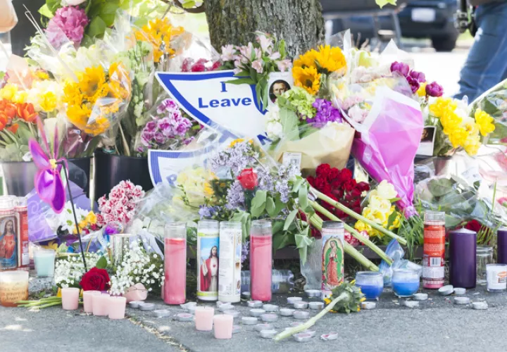 Personas realizan una ofrenda para las víctimas de un tiroteo ocurrido n una tienda en Búfalo, Nueva York. EFE