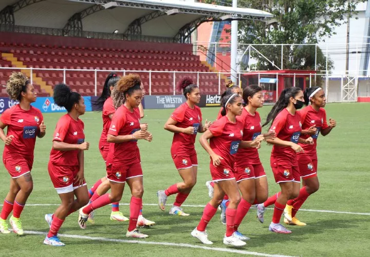 Entrenamientos de ayer lunes de las futbolistas locales de la Mayor Femenina en el estadio Luis Ernesto ‘Cascarita’ Tapia. Foto: Fepafut